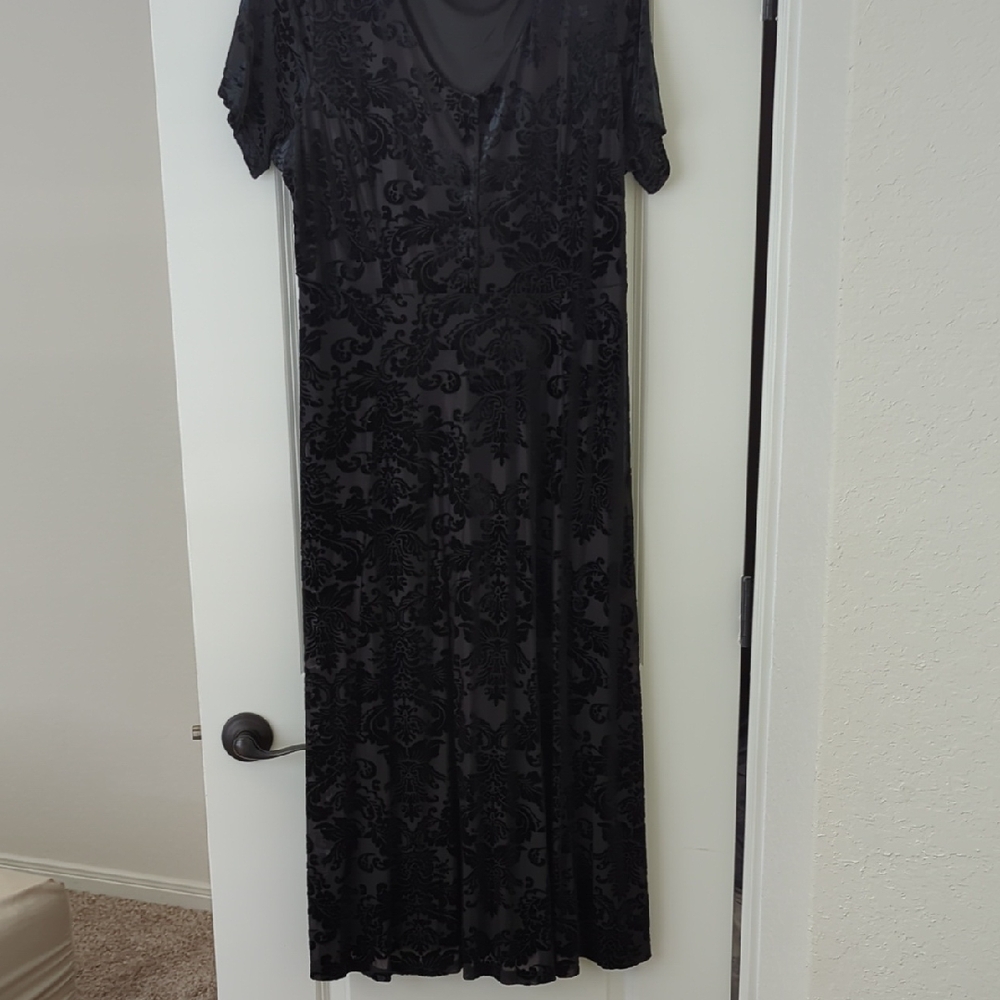 Chic Black Floral Maxi Dress